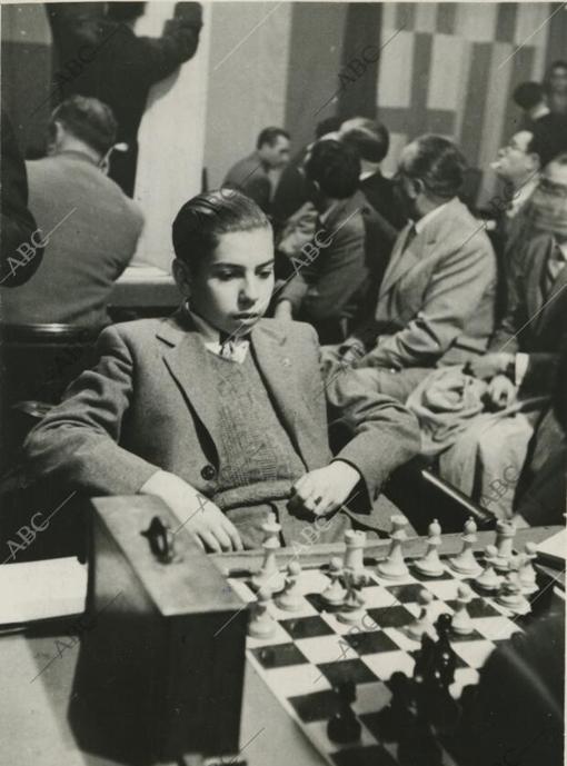 Barcelona, noviembre de 1946. Arturo Pomar que tomó parte en el Torneo Internacional de Ajedrez que se celebró con motivo del XXV aniversario del Club de Ajedrez Barcelona